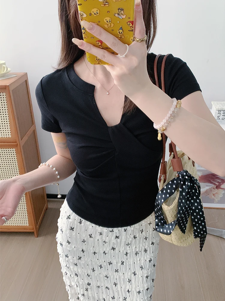 

UVPU Bla Two-Way Wear T-irt 2025 Summer New Women's V-Ne-oulder Pure Desire Design Knot ort-Sve Top