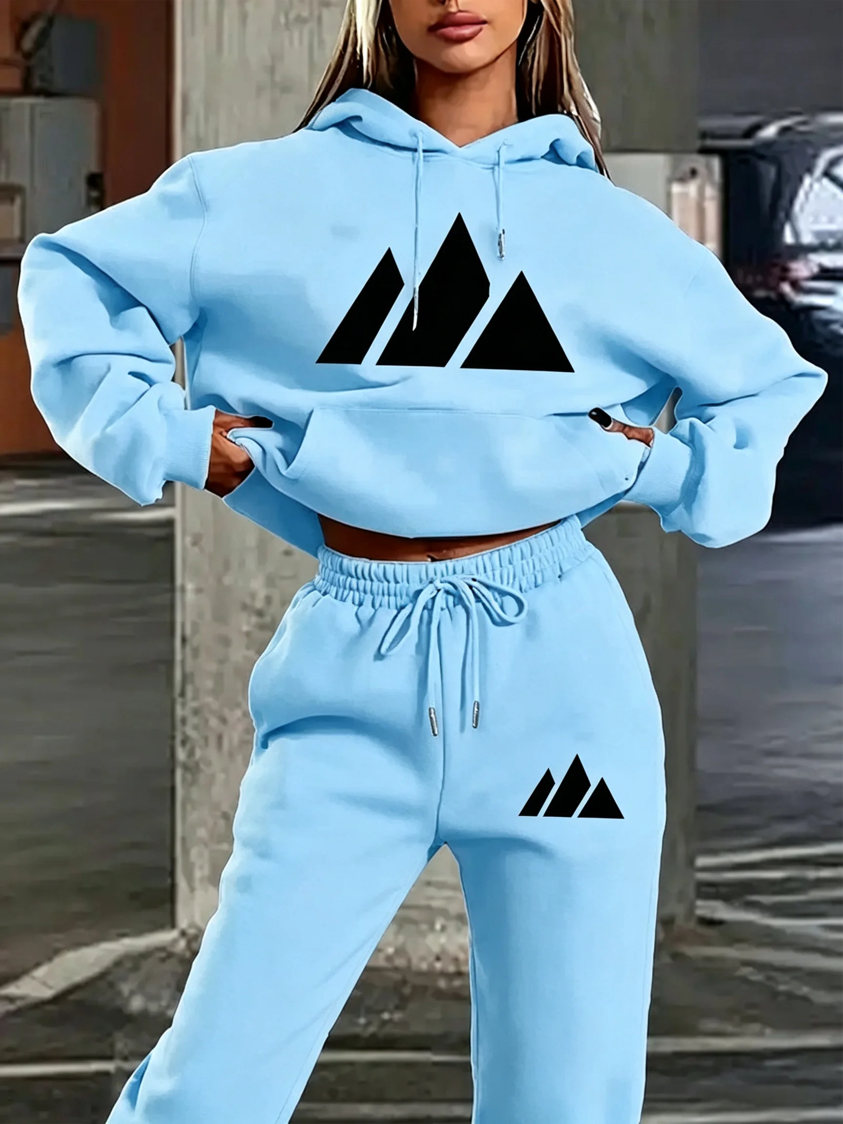 Damen-Hoodie-Trainingsanzug, schwarzes 2-teiliges Outfit mit Dreieck- und Buchstabenmuster, Kapuzenpullover und Jogginghose, Damen-Freizeitlook – Detail 8
