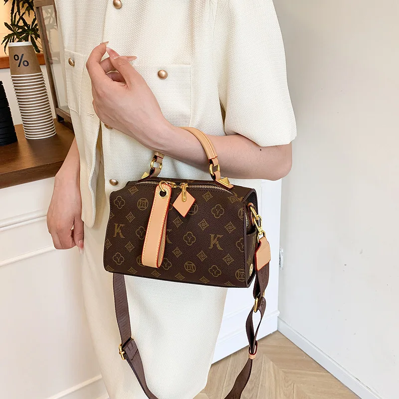 ​ حقيبة كتف للركاب بسيطة للنساء من الجلد النباتي الفاخر للمكتب إلى عطلة نهاية الأسبوع، ملف نحيف من Luxe Essential ​ ​