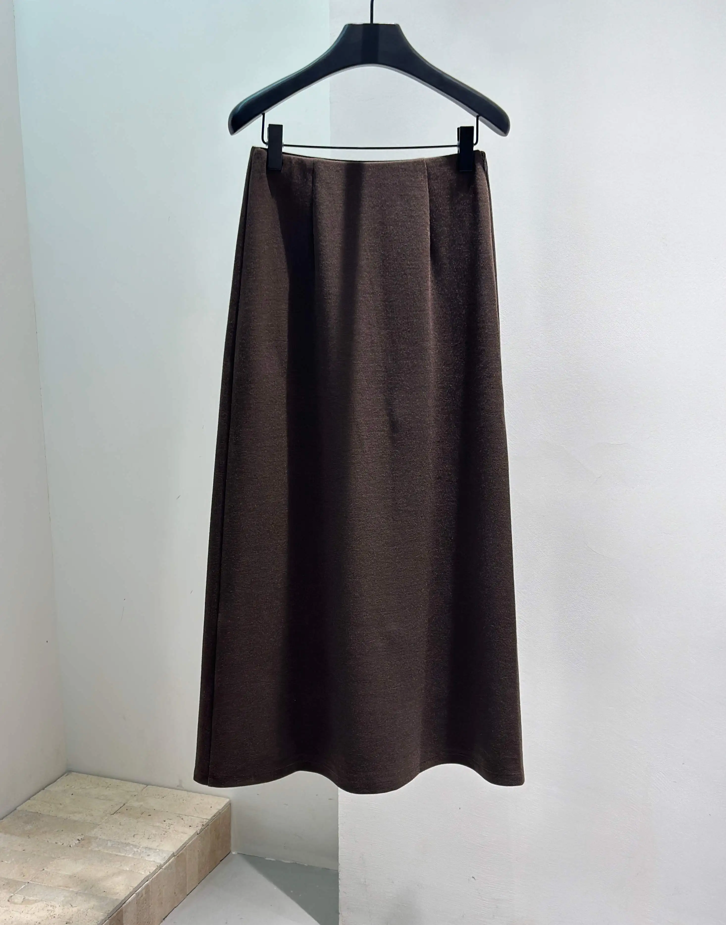 高品質なレディース新作、Aラインのミニマリストロングスカート。伸縮性のあるウエストバンドとサイドジッパー付きで快適なウール素材を使用。