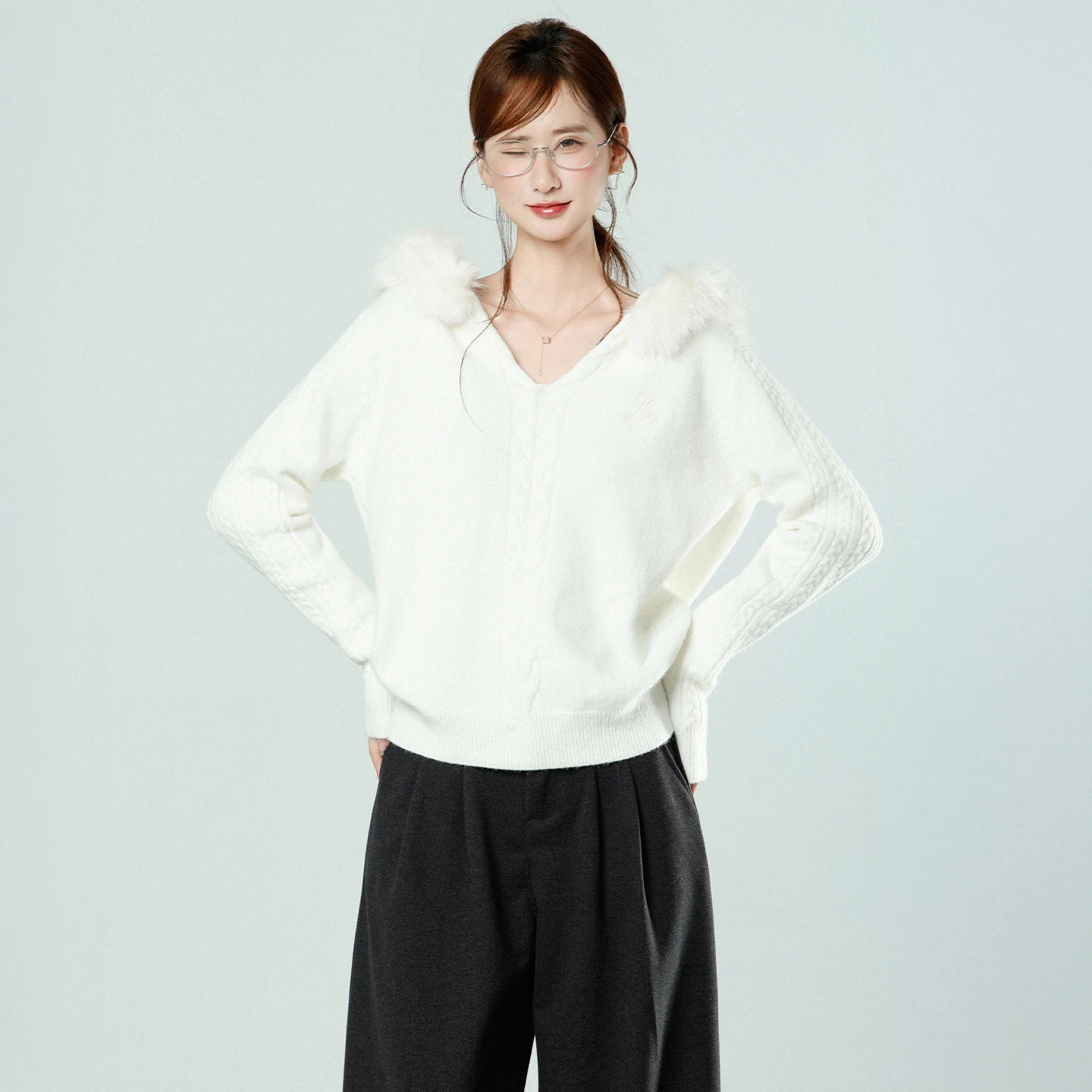 Maglione con cappuccio da donna con collo in pelliccia, nuovo design per la primavera/autunno, camicia lavorata a maglia con torsioni di pasta fritta e vestibilità slim