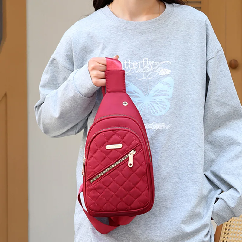 حقيبة خصر مبطنة للنساء - حزمة صدر من النايلون خفيفة الوزن مع منفذ لسماعة الرأس وجيوب متعددة، حزام قابل للتعديل للتنقل