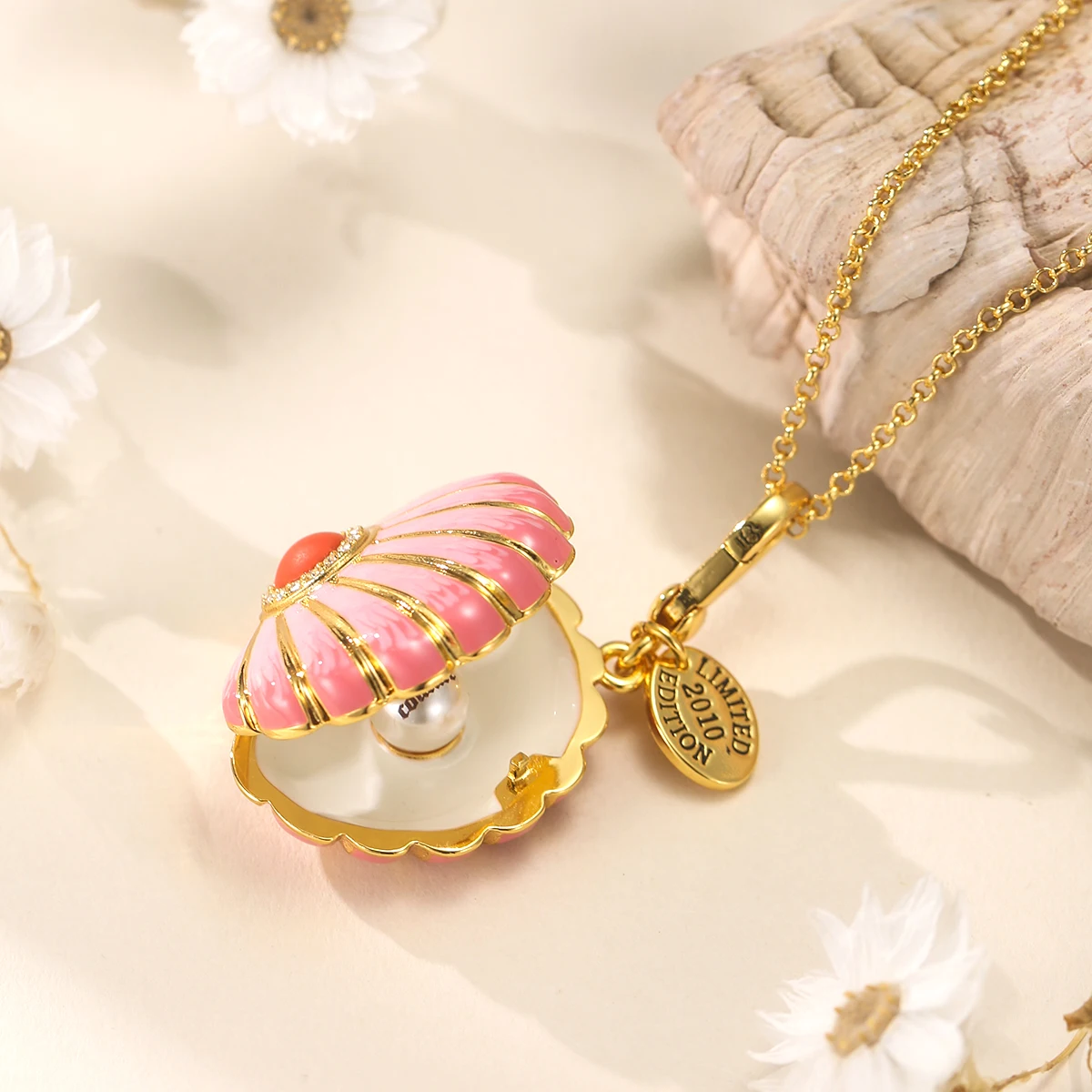 

1Pc Luxurious Enamel Glaze,Openable Gradient Pink Seashell Pendant, Necklace With Letter Pearl Pendant,Sweater Chain,Christmas