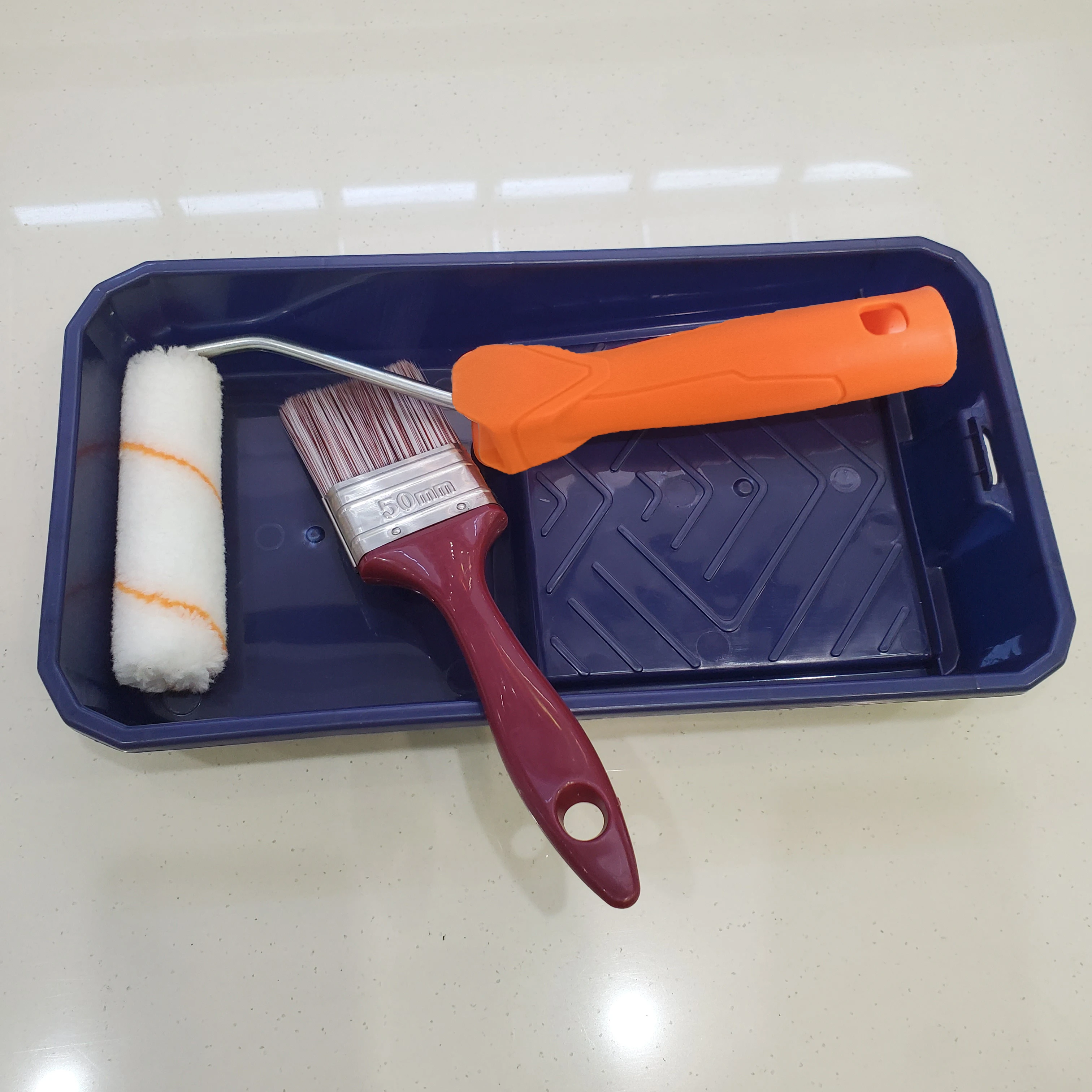 The paint tool set includes 1 plastic paint tray, 1 roller brush, and 1 paint brush: a must-have for DIY painting