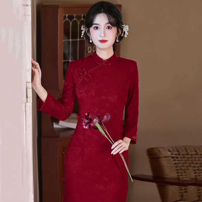 

Красное новое китайское жаккардовое Cheongsam с длинными рукавами, новинка 2025, новое утягивающее Ципао в стиле ретро для молодых женщин, весна и осень