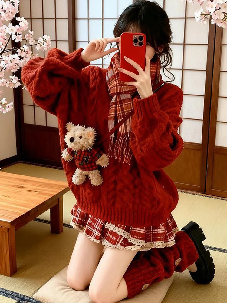 

Сладкий рождественский вязаный комплект: свитер и юбка. Красный, атмосферный, ретро-стиль. Зимняя пышная юбка в клетку. Комплект из двух предметов. Женская мода.