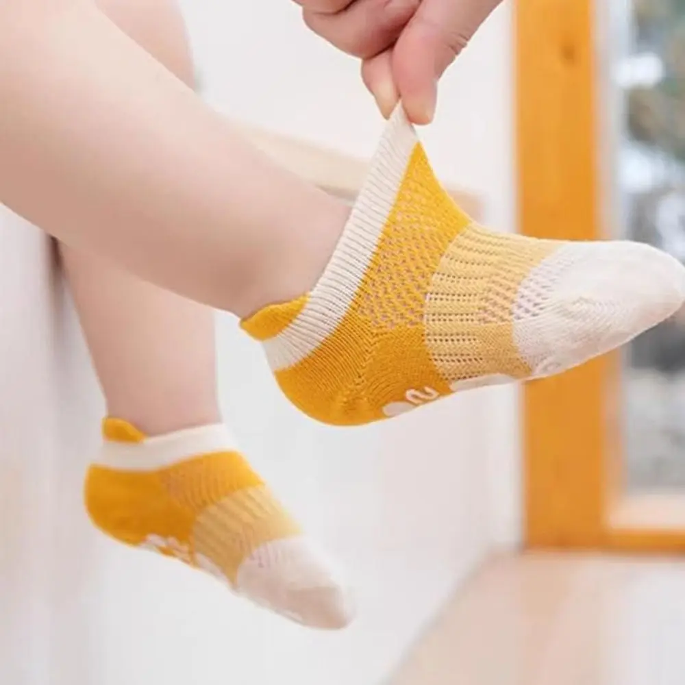 5Pairs العرق ماصة القطن الطفل جوارب يمكن السير بها على الأرض رسالة قصيرة أنبوب الاطفال الكاحل جورب عدم الانزلاق تنفس دارى المشي الجوارب هدية