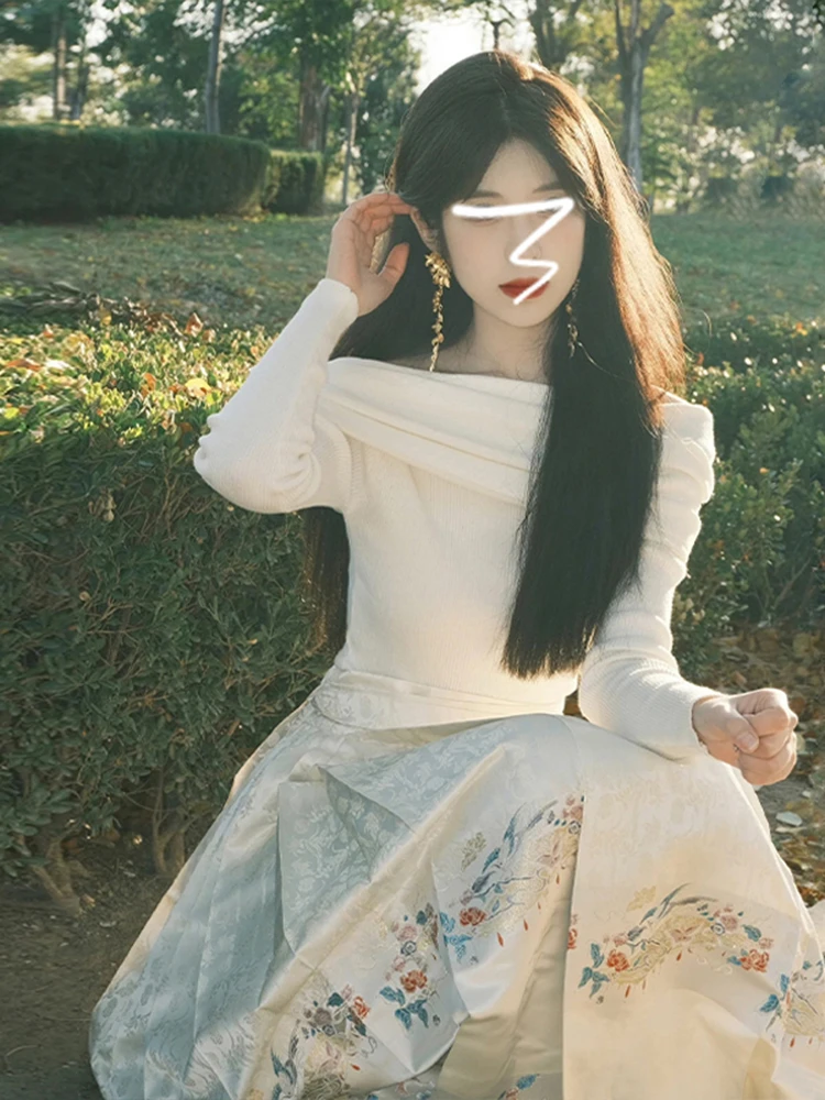 Biały sweter damski z jednym ramieniem, dzianinowy, dopasowany krój, warstwa bazowa, słodki styl, długi rękaw, mieszanka poliestru.