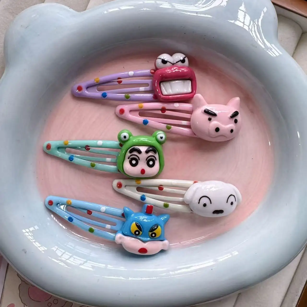 Cartoon-Figur-Kleiderbügel mit Crayon-Sasuke-Motiv, niedliche gepunktete Haarspange für Schulmädchen, Haar-Accessoire für seitlichen Dutt, Strand-Haarspange