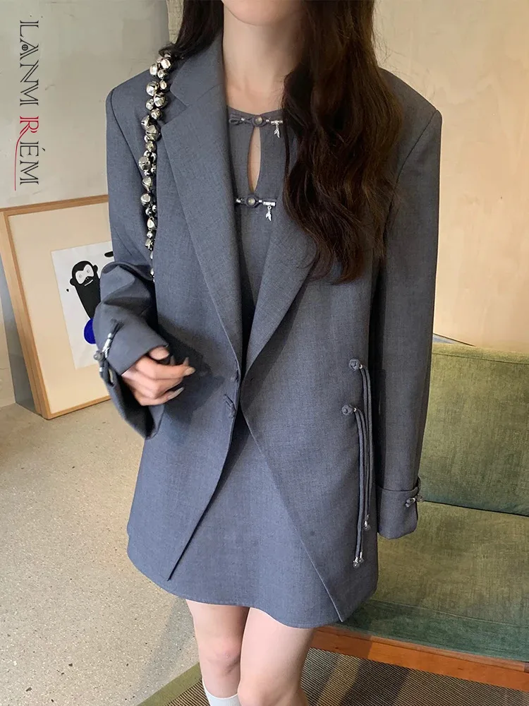 

[LANMREM] Office Lady Blazer For Women Notched Long Sleeve Asymmetric Button Fashion Fit Coat Gray 2024 Autumn New CP3213