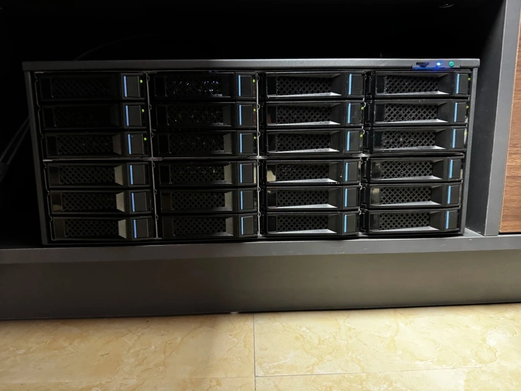 

M424 4U 24-отсековый высокоскоростной корпус для расширения хранилища 12G NAS со встроенным блоком питания