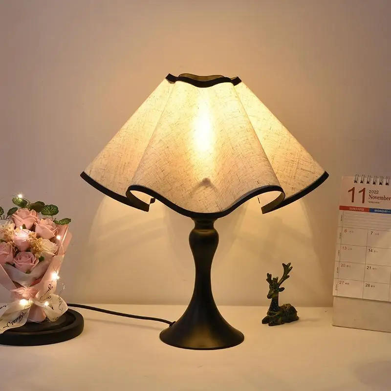 Petal Table Lamp Bedroom Bedside Lamp Simple Modern Light Luxury High-end Atmosphere Light Nordic Ins Romantic Night Light