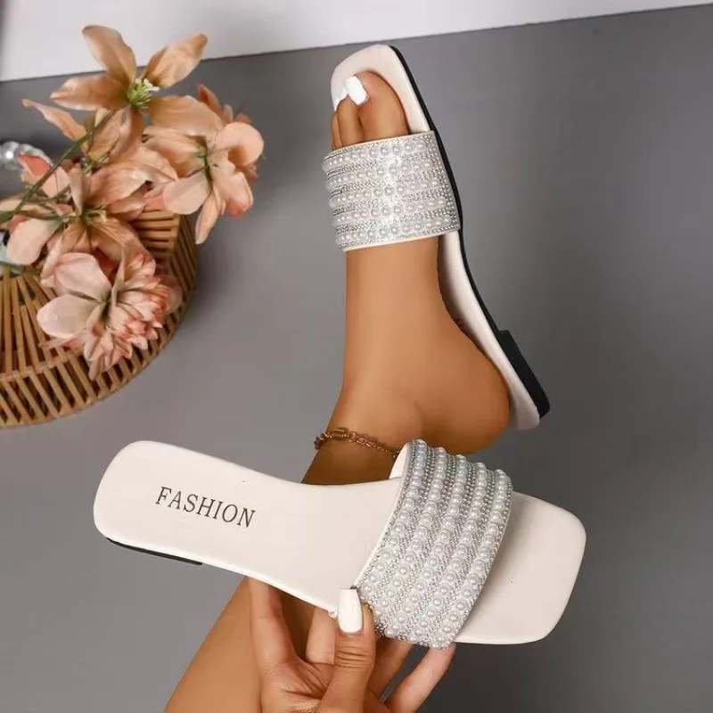 

Женские тапочки на плоской подошве с квадратной головкой, украшенные жемчугом, лето 202, повседневные простые универсальные удобные сандалии с открытым носком, 43