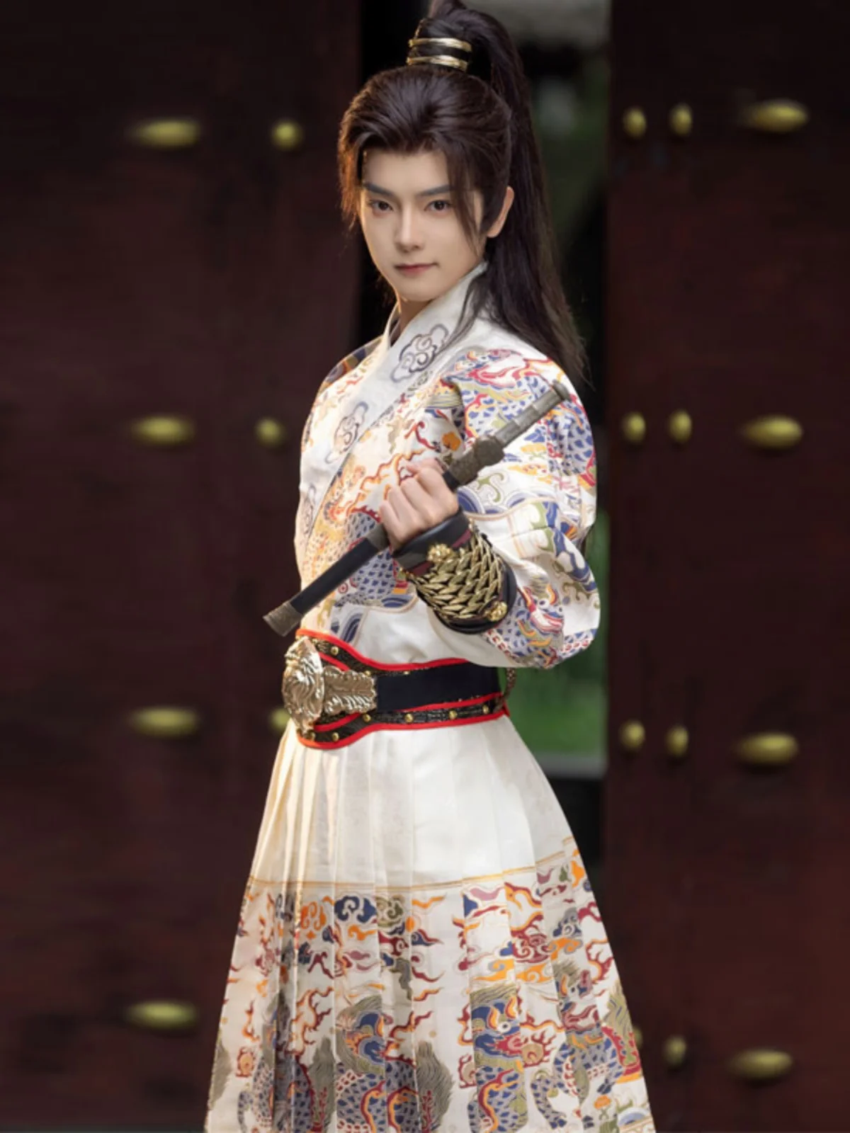 

Оригинальные костюмы Ханьфу эпохи династии Мин с тяжелой золотой вышивкой и цветочными узорами для мужчин и женщин на зиму