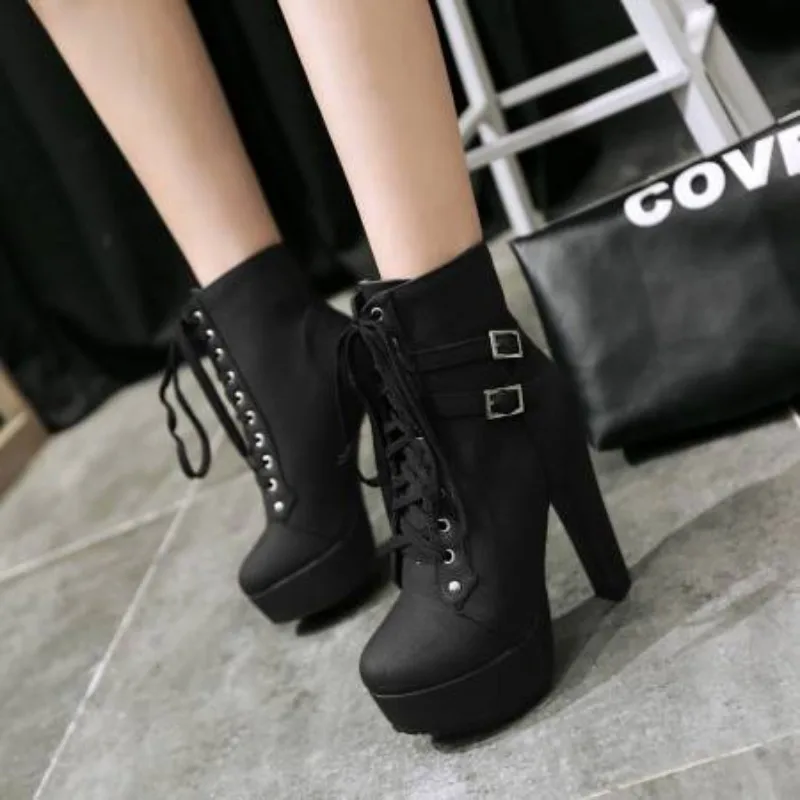 الشتاء النساء منصة حذاء من الجلد 12 سنتيمتر سوبر عالية حذاء بكعب سميك أسود أفخم برشام الدانتيل يصل دراجة نارية سيدة رصع الشرير قصيرة التمهيد