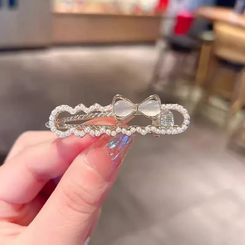 2025 مشابك جديدة على شكل فيونكة منقار البط دبوس شعر من حجر الراين غير قابل للانزلاق للنساء والفتيات موضة الصيف