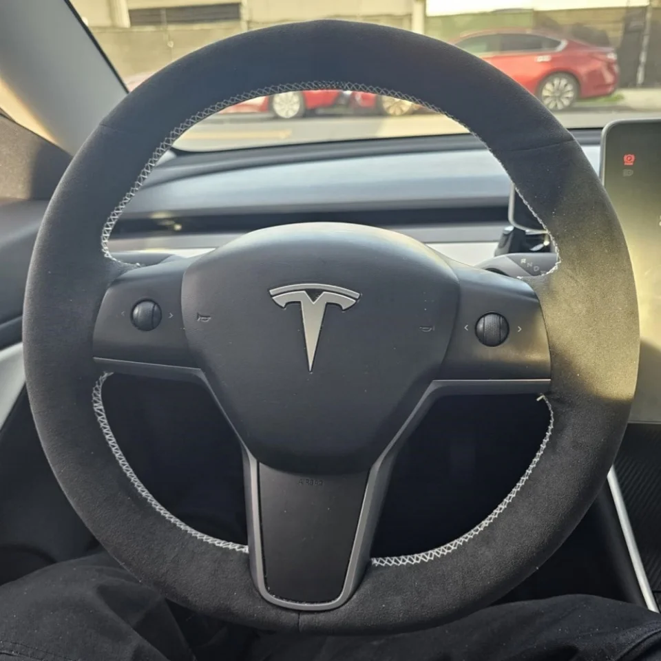 Handstich Nähen für Tesla Model 3, Tesla Model Y, hochwertige, weiche, bequeme schwarze Wildleder-Lenkradabdeckung – Detail 1