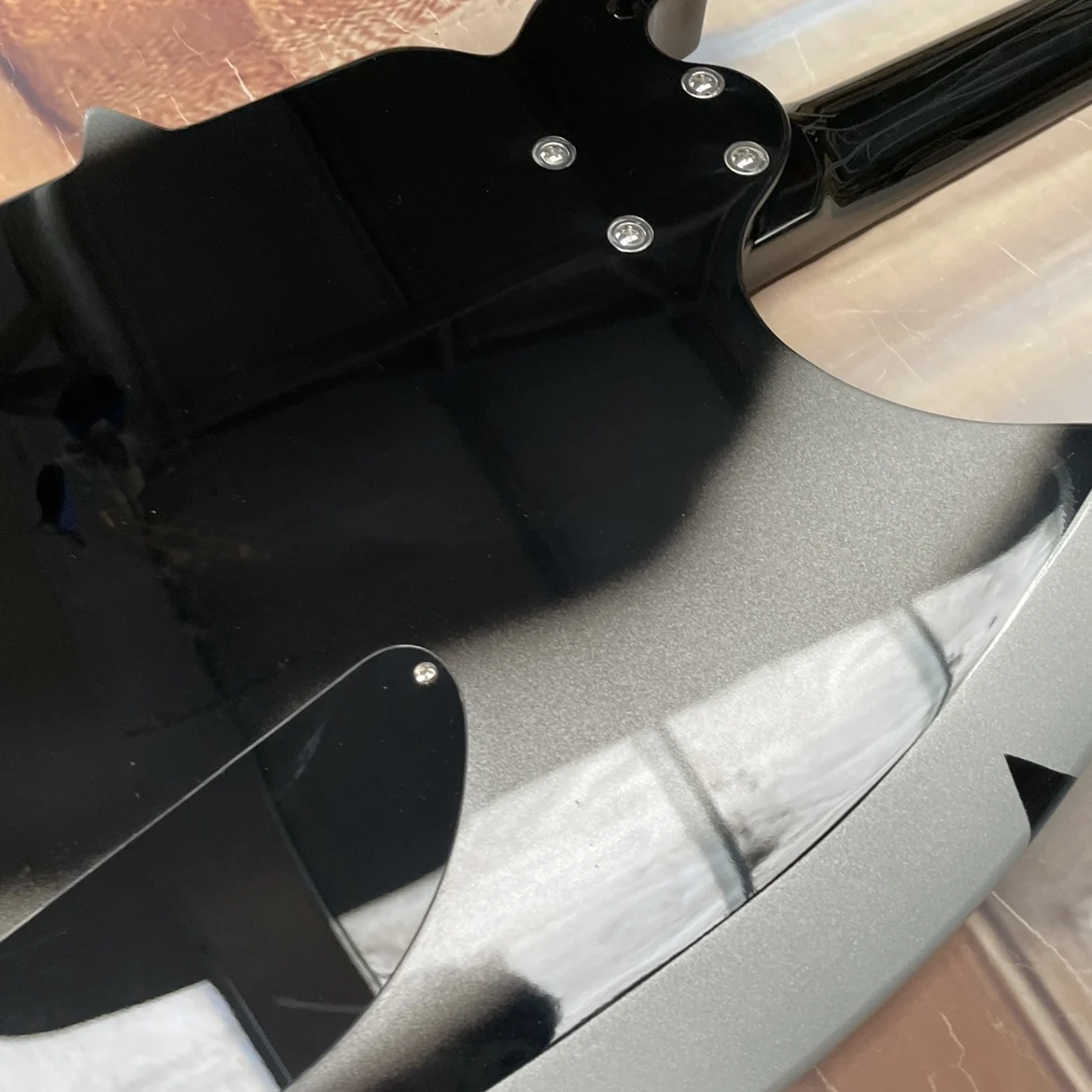 Zdjęcie 7: 4-strunowa gitara basowa elektryczna dla leworęcznych, z mahoniowym korpusem i srebrnym osprzętem, trwała i łatwa do gry gitara.