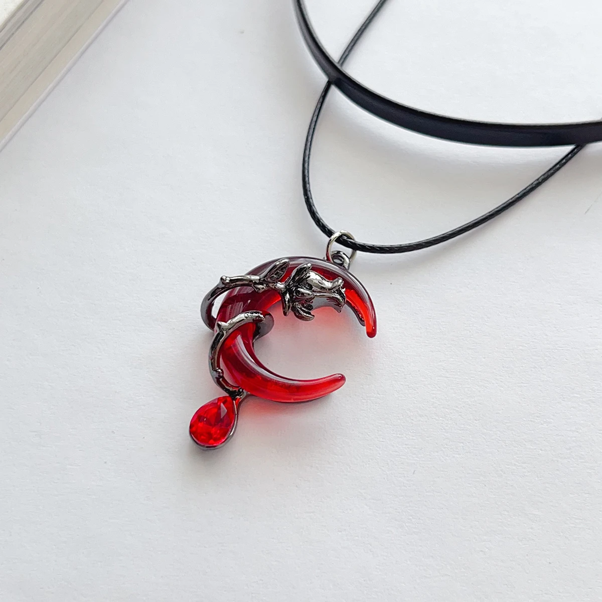 قلادة حلوة ولطيفة من البولي يوريثان باللون الأسود بطبقة مزدوجة من البولي يوريثان باللون الأحمر على شكل وردة قمر وقلادة على شكل قلادة وإكسسوارات نسائية #3