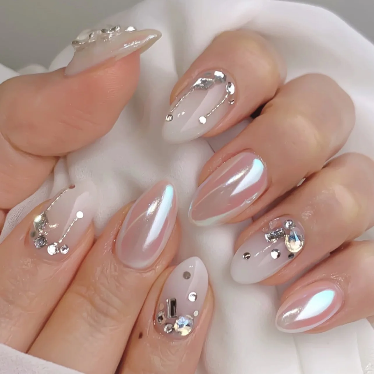 Faux ongles français dégradé blanc, 24 pièces, tête ovale courte, jolis pointes d'ongles, Art brillant, strass scintillants, bâton sur les ongles