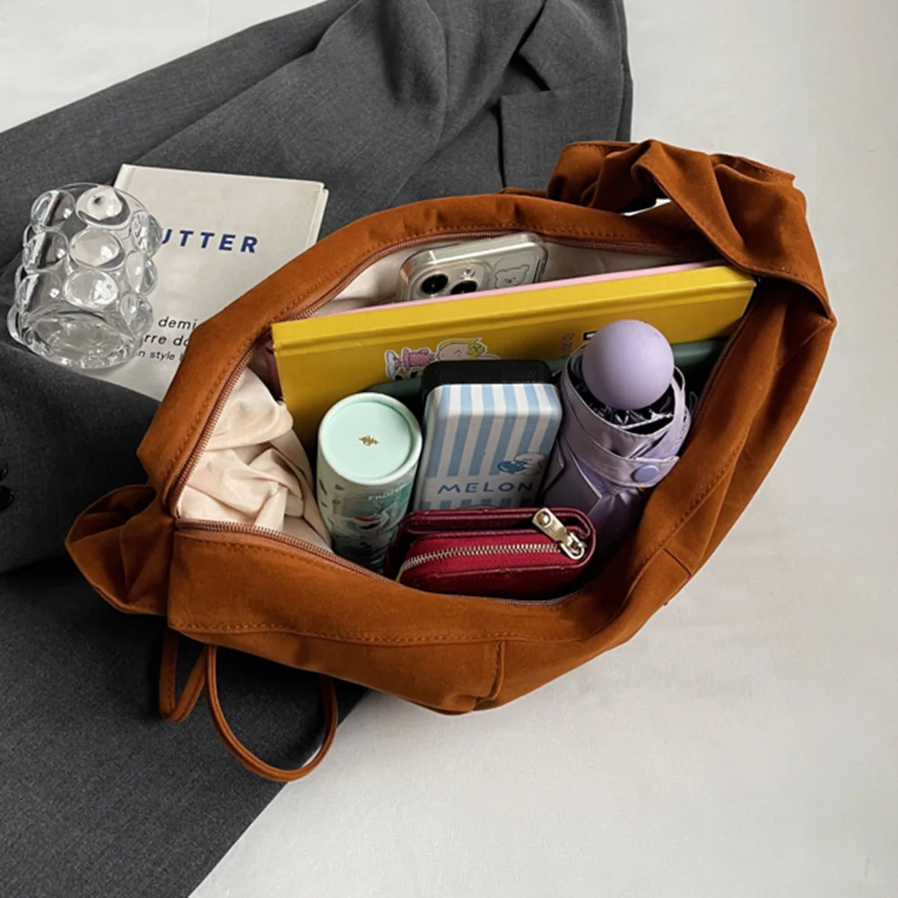 حقيبة كتف نسائية من جلد الغزال حقيبة هلال مكشكشة مع حزام قابل للتعديل ومحفظة كروس متعددة الجيوب بمقبض صغير للسفر في العمل