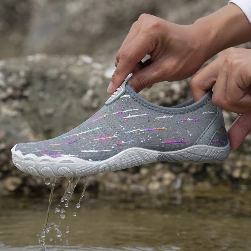 HKDQ Mens Slip on Water Shoes 여성용 맨발 아쿠아 슈즈 빠른 건조 로우 컷 미끄럼 방지 통기성 메쉬 고무 단독 수영 신발