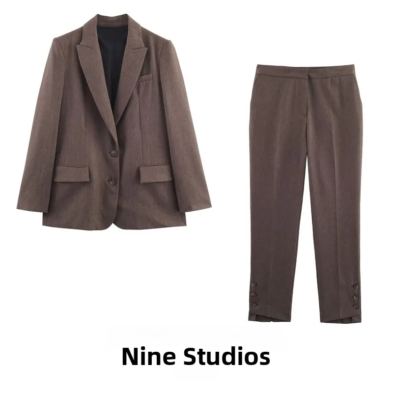 ชุดสูทผู้หญิง Ele พร้อมกระดุมที่ปกและปลายแขน แขนยาว กางเกงขายาวทรงปกติ สไตล์ยุโรป คอลเลคชั่นฤดูใบไม้ร่วง