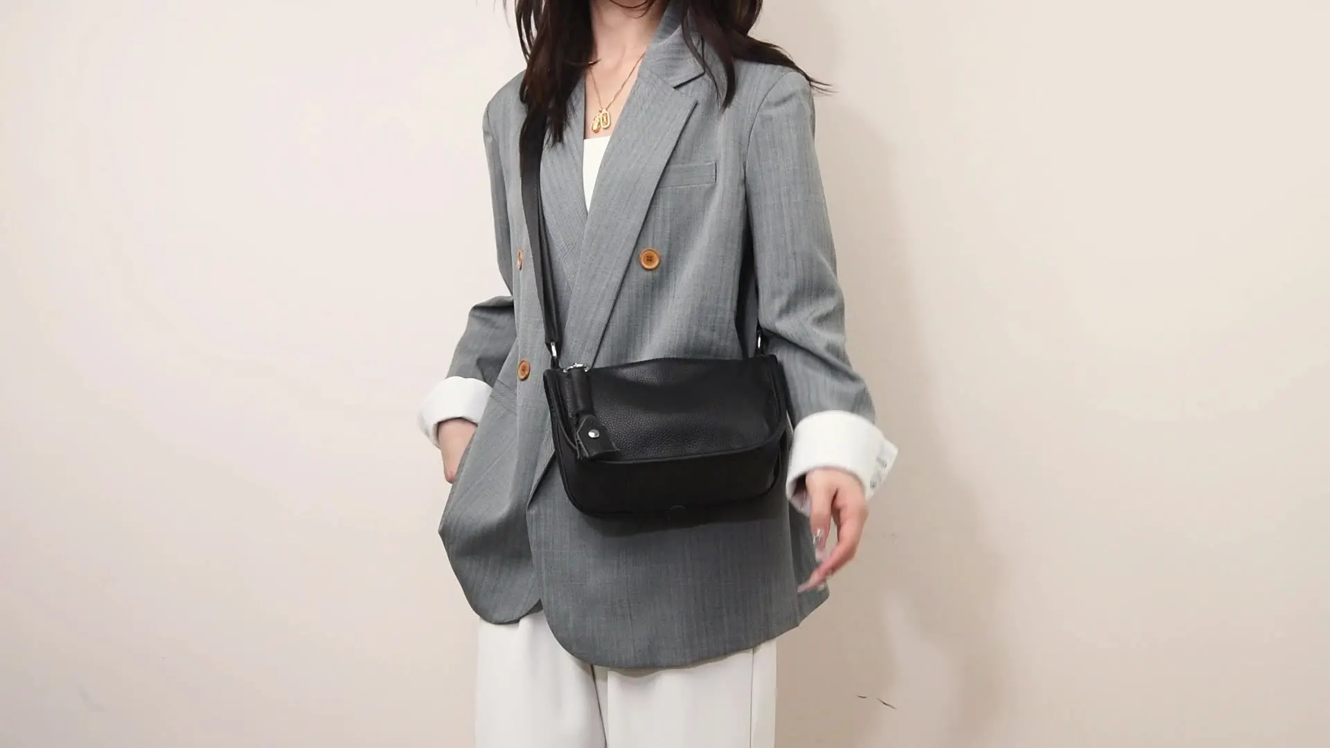 A women's bag made of top-grain cowhide. The 2025 new style features a large-capacity saddle bag, a versatile genuine leather ba