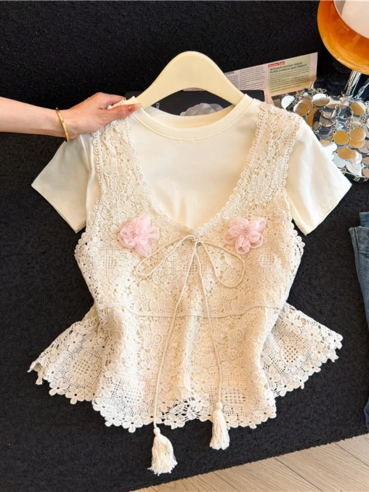 

Комплект из двух предметов в богемном стиле: цветная футболка и ажурный жилет. Женский летний свободный комфортный топ с цветочным узором.