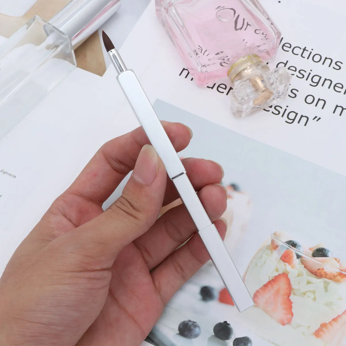 

Retractable Lip Brush Professional Beauty Salon Lipstick Applicator Makeup Adjustable Color Tool Kit