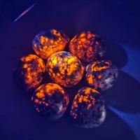 Natural Bright Yooperlites Flamestone UV Glowing Crystal Stone FireStone Fluorescent Sodalite Flame Stone Home Decoration Stone