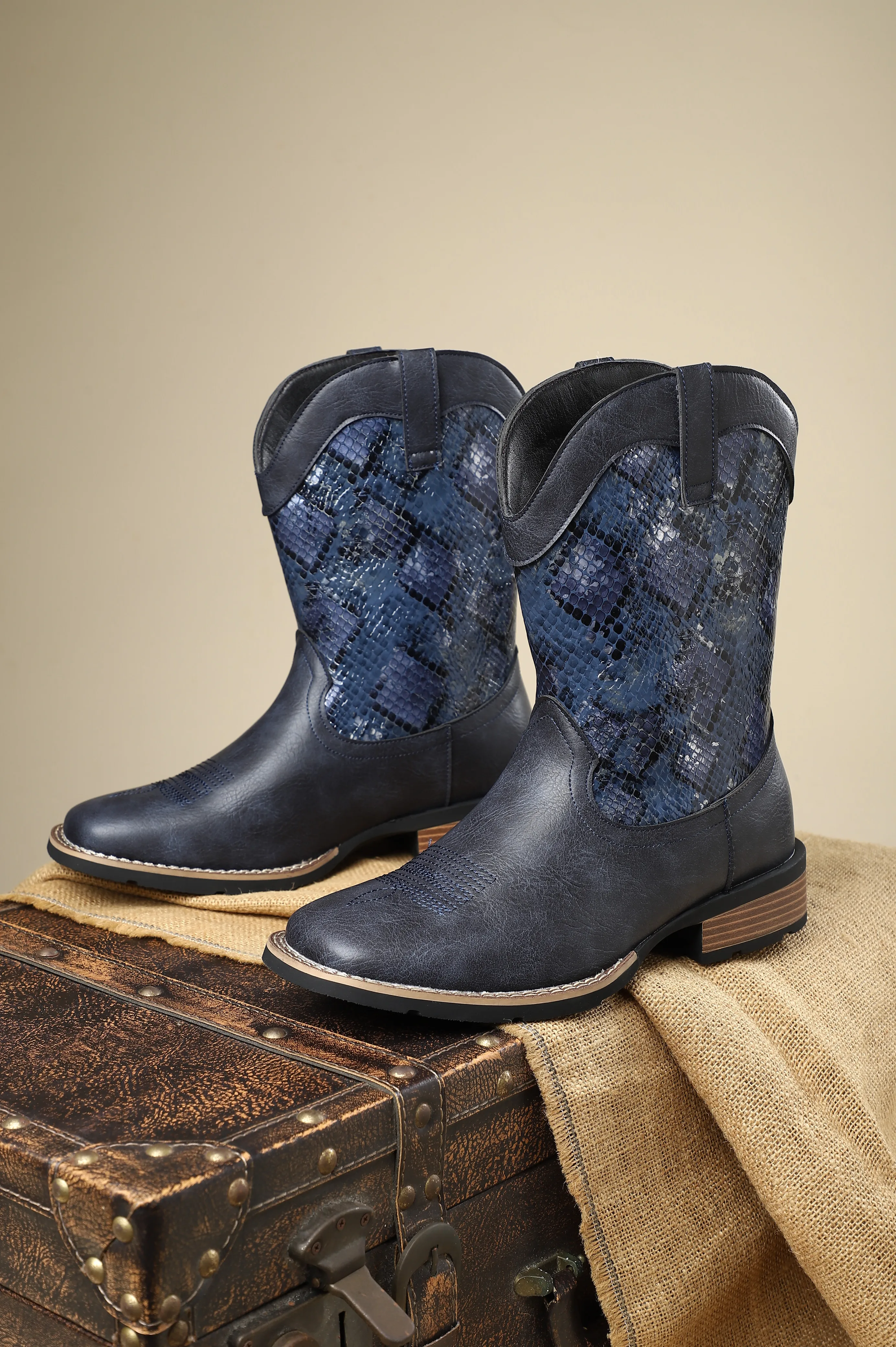 

Мужские премиальные ковбойские ботинки до середины икры с голубым тиснением под змеиную кожу, классический дизайн