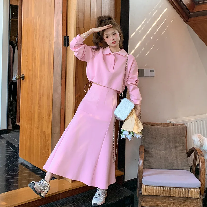 Modisches und lässiges einfarbiges zweiteiliges Set für Damen im Herbst 2022, neuer rosa Reverskragen-Pullover + halber Rock-Temperament-Set