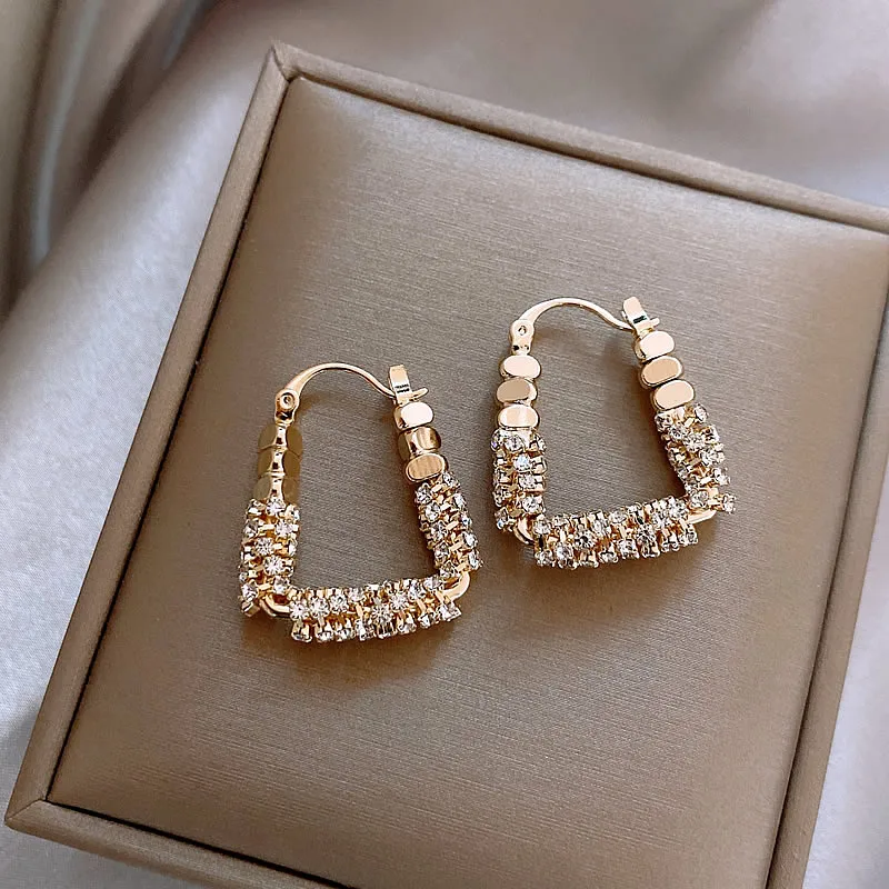 Neujahrsdesign: Geometrische, unregelmäßige Micro-Set-Zirkon-Metallohrringe, luxuriöse Ohraccessoires für Frauen im Jahr 2025, Modeschmuck – Detail 4