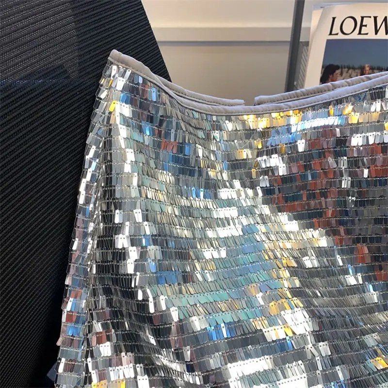 Minissaia evasê de cintura alta com lantejoulas prateadas