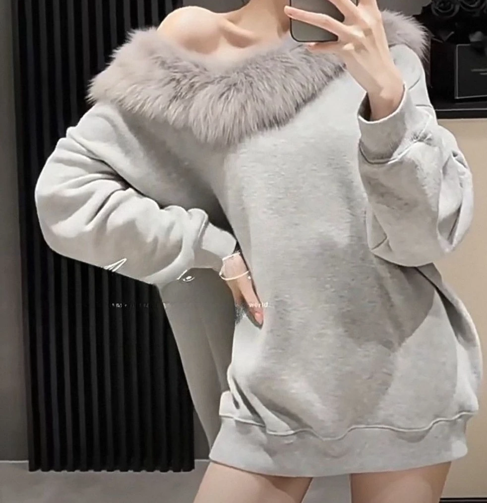 

2025 Grey Fur Collar Sloping Shoulder Pullover Hoodie for Women with Winter Temperament Loose Long Sleeved Retro Top