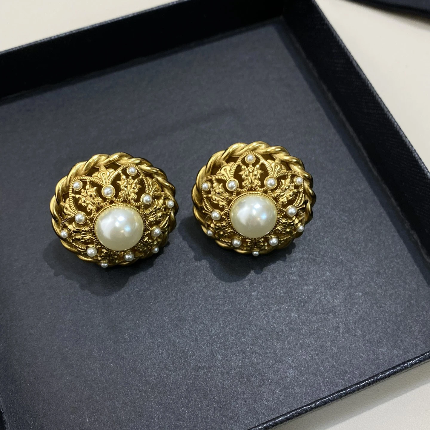 

Vintage Hollow Pearl Circular Ear Clip Top Quality Earrings Women Fashion Luxury Jewelry