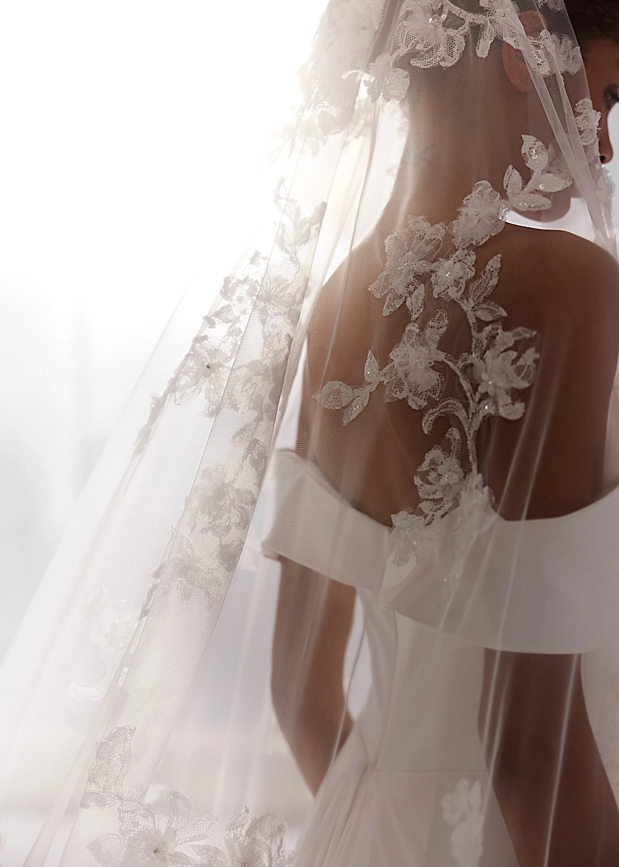 accessori-da-sposa-sognanti-velo-da-sposa-extra-lungo-in-tulle-con-applicazioni-di-pizzo-floreale-e-paillettes-mantiglia-personalizzata