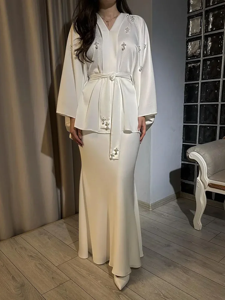 Maßgeschneiderte Vintage-Meerjungfrau-Abschlussballkleider mit langen Ärmeln, Perlenbesatz, plissiertem Satin, bodenlang, formelle Partykleider