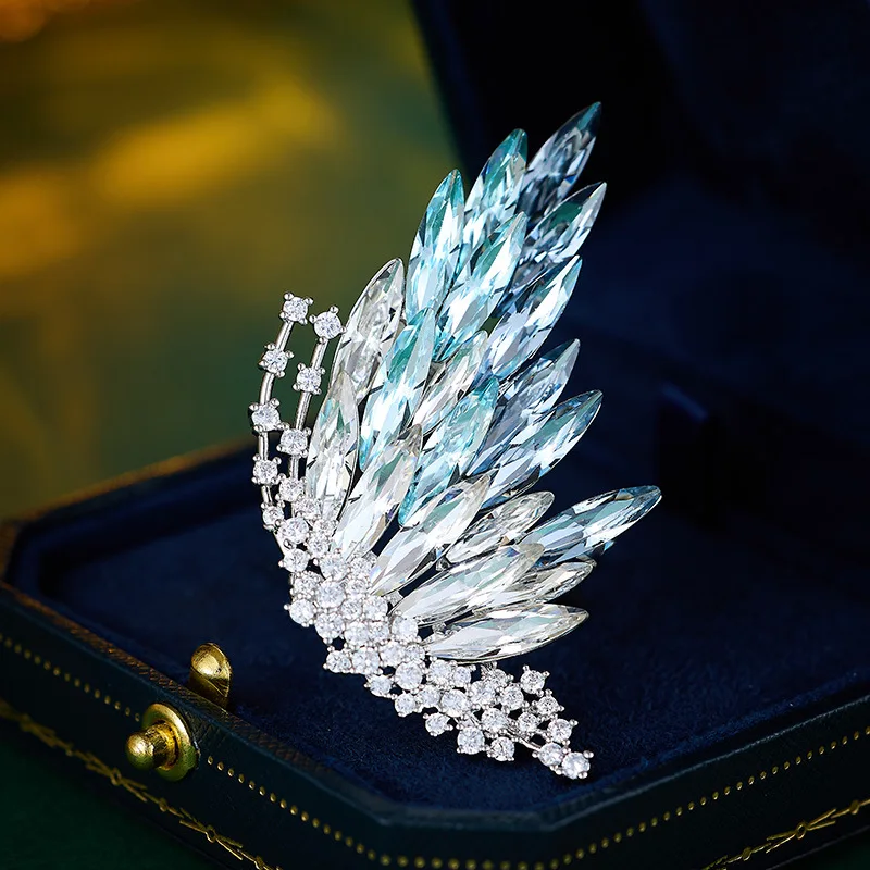 

Роскошная экологически чистая медная элегантная брошь-бабочка с градиентом и кристаллами, высококачественная брошь в виде насекомых, осенне-зимняя булавка для одежды, оптовая продажа