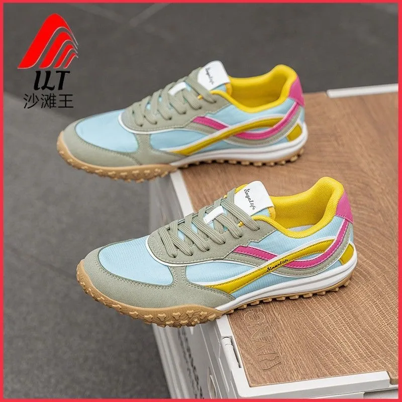 

Классическая брендовая удобная противоскользящая трекинговая обувь. Удобная носимая обувь для прогулок на открытом воздухе. Дизайнерская обувь для спорта и отдыха.