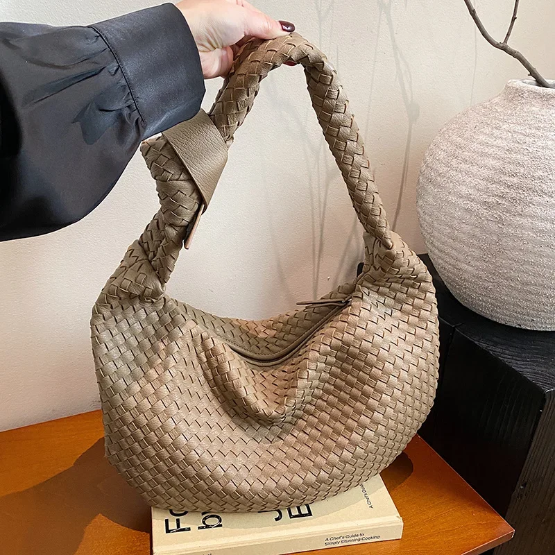 حقيبة Voyage-Core: حقيبة مترو منسوجة حرفية من Parisian-Atelier مع قفل ملتوي مميز وصورة نحت للذراع للعمل/السفر