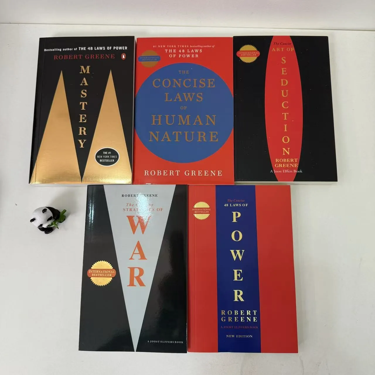 5 livres : Les 48 lois concises du pouvoir, Les lois concises de la nature humaine, L'art de maîtriser la séduction, Les 33 stratégies de la guerre