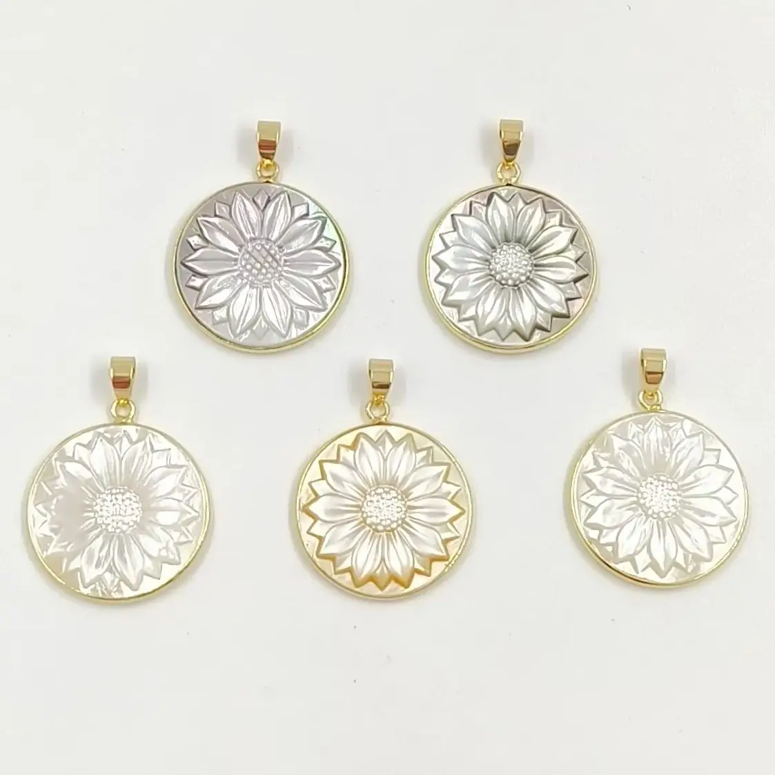 WT-JP417 Popular Delicate Charming Pendant Natural Shell With Hand Carved Flower Shape Jewelry Accessories High Quality
