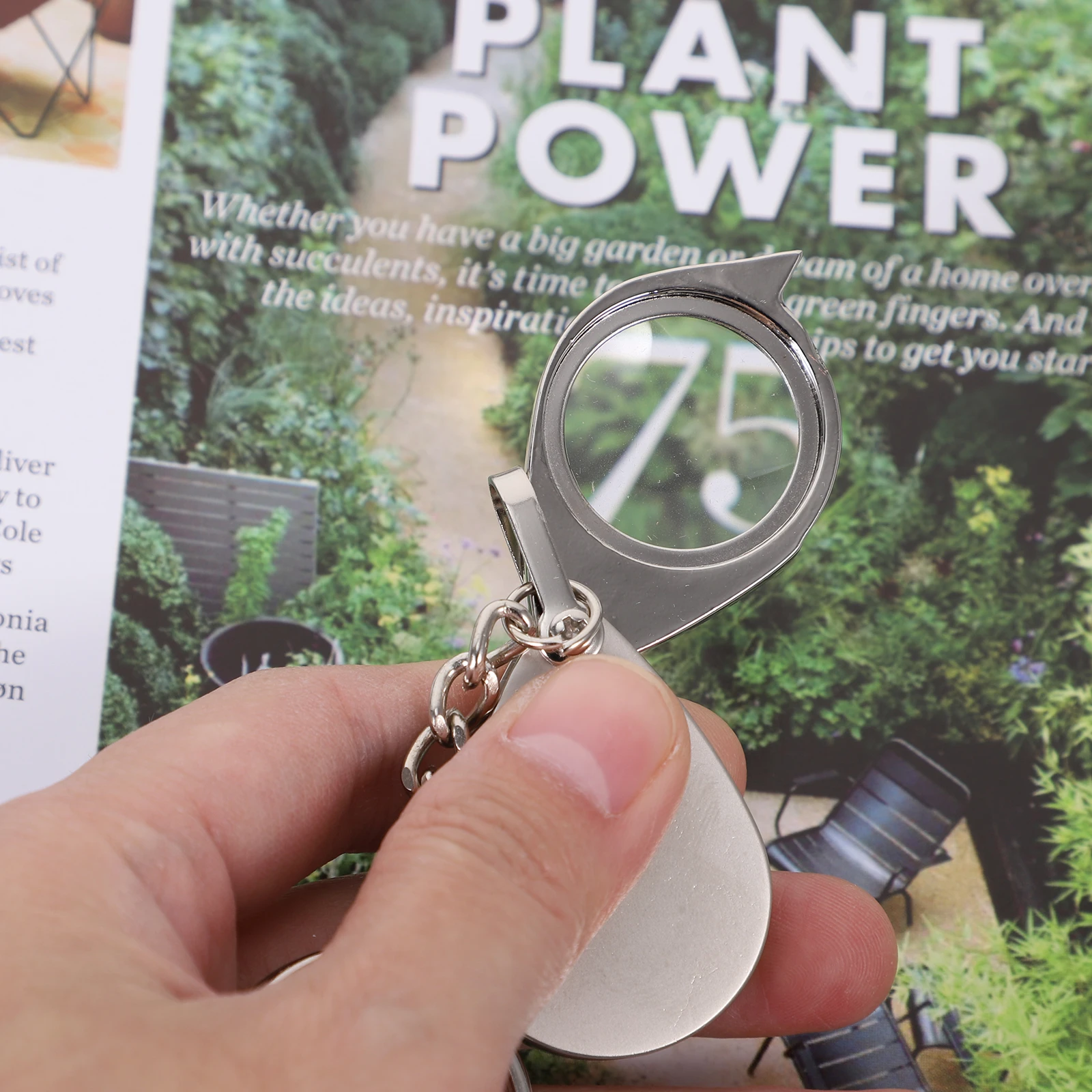 

Creative Metal Magnifier Keychain Portable Foldable Loupe Keyring Accessory