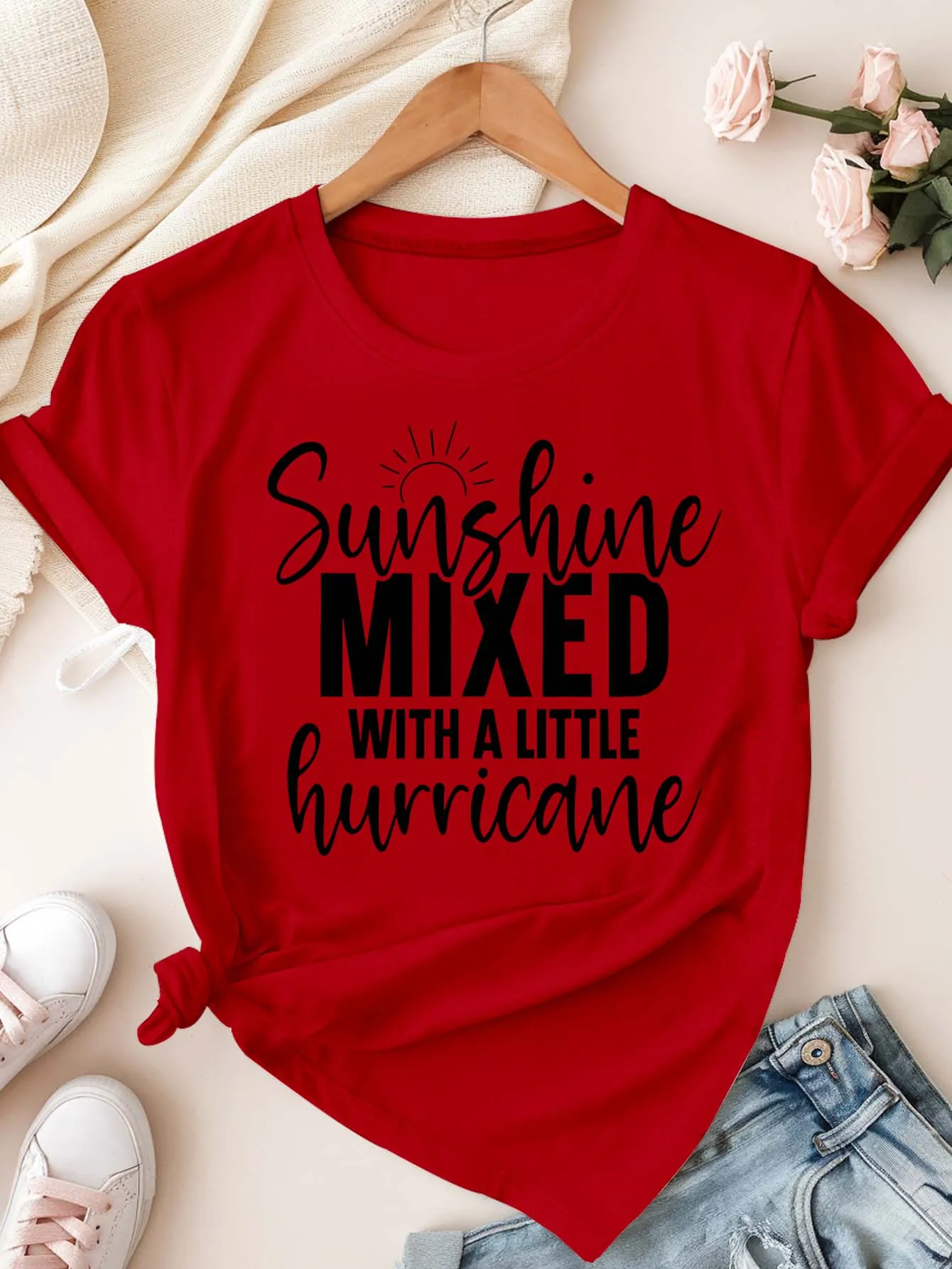 Sunshine taglie forti mescolato con una maglietta con slogan di un piccolo uragano per un'anima audace ed elegante