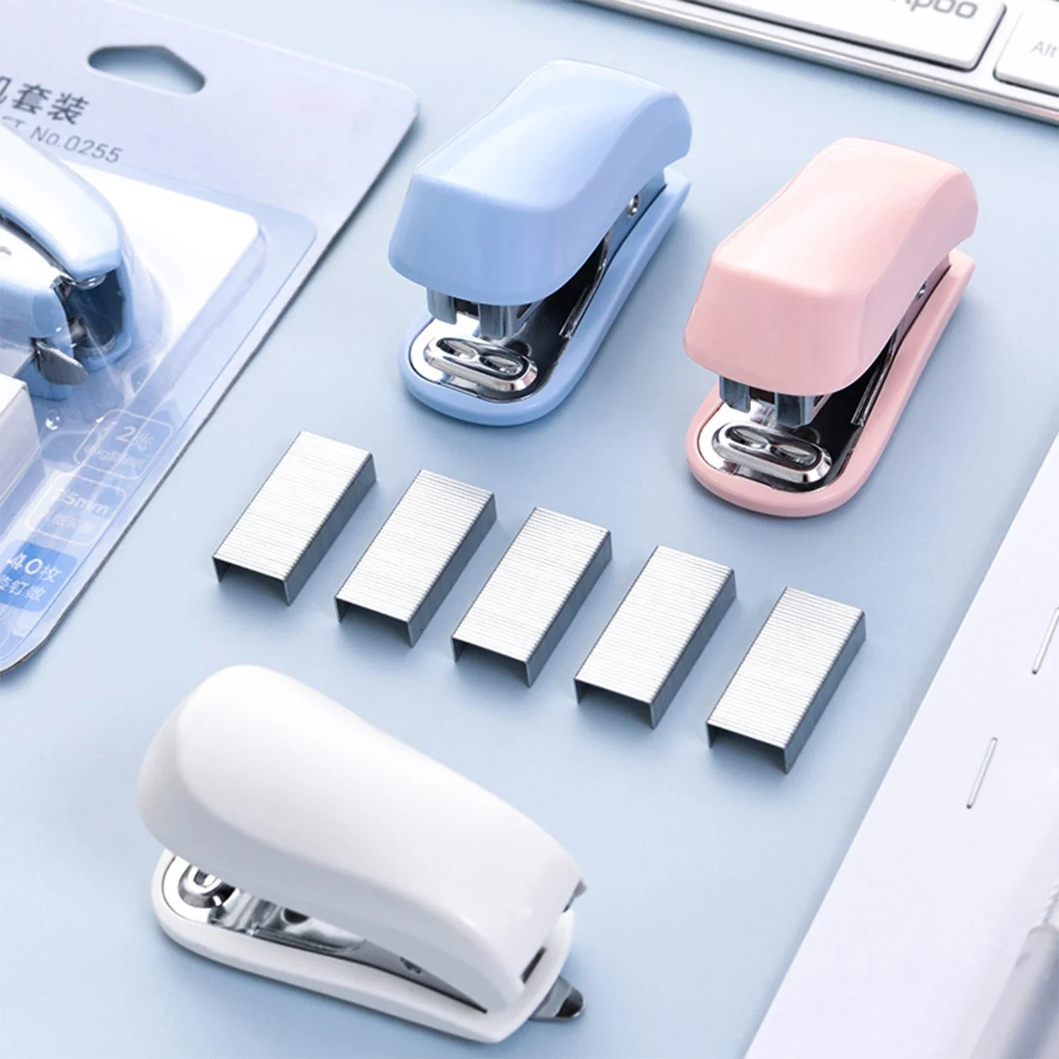 Мини-степлер, портативный маленький степлер и скобы для переплета бумаги, студенческие офисные канцелярские принадлежности, синий, розовый, белый
