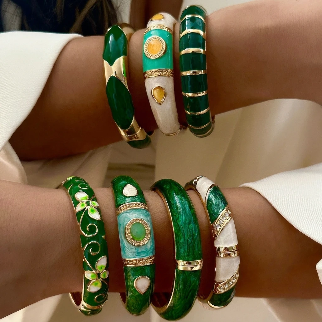 Vintage grüner Emaille-Armreif für Damen, vergoldet, mit Blumenmuster, Strass, geometrisches Armband, Party- und Alltagsschmuck