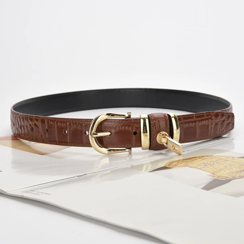 حزام نسائي بسيط ومتعدد الاستخدامات وعصري، حزام كاجوال من الجلد الطبيعي بنمط التمساح. حزام عريض 2.8 سم