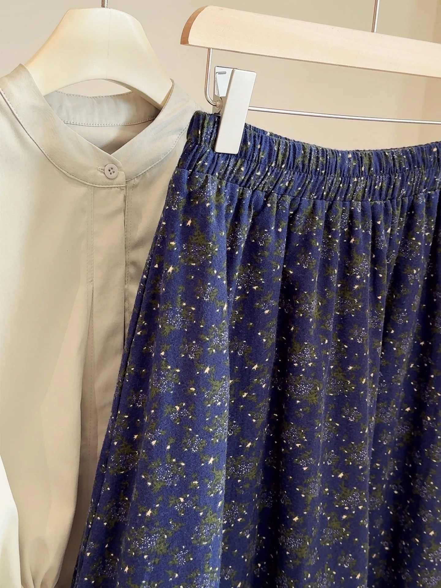 تنورة ميدي زهرية ملونة باللون القهوة للنساء لخريف جديد عالي الخصر ومتعدد الاستخدامات ومظلة على شكل حرف a متوسطة الطول